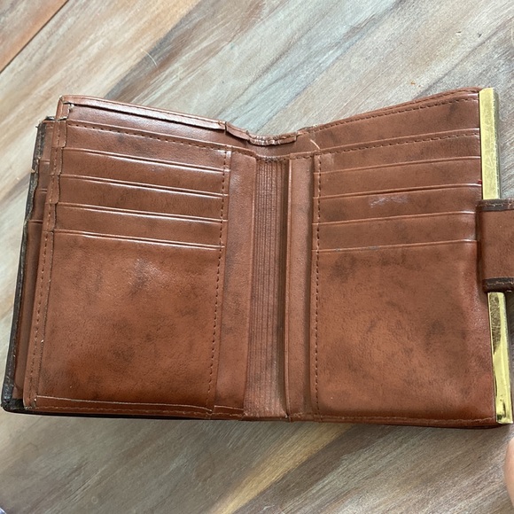 Buxton Cowhide Exterior Wallet - Picture 7 of 9